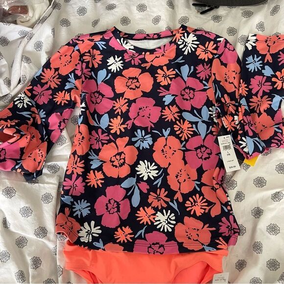 NWT Gap kids two piece rash guard , Hawaiian flowers, size large ((10)) - Picture 7 of 8